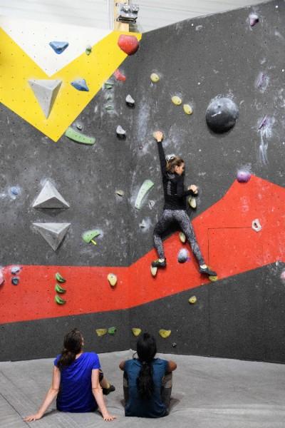 Prenez un cours d'escalade de Bloc pour vos premiers pas à Isatix !