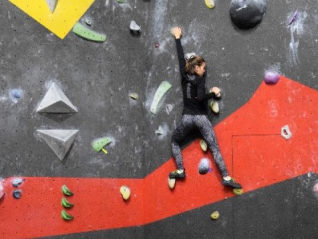Prenez un cours d'escalade de Bloc pour vos premiers pas à Isatix !